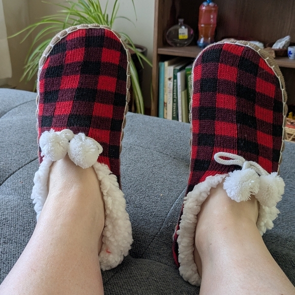Lumberjack Plaid Red Black Slippers Pantouffles Tassles Pompoms - Picture 2 of 5